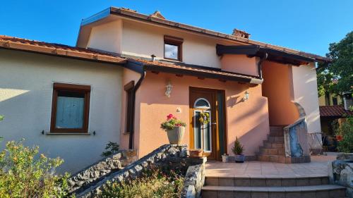 uma casa com uma porta da frente e escadas em Hisa idej em Sežana