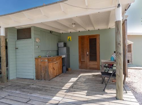 una cocina al aire libre con toldo en un patio en Kas Oleifi, een oase van rust, en Kralendijk