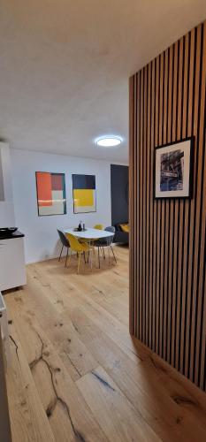 una stanza con tavolo e sedie di Modern, fully equipped flat a Copenaghen