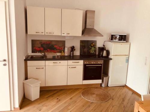 Una cocina o kitchenette en Ferienwohnung am Schloss Engers