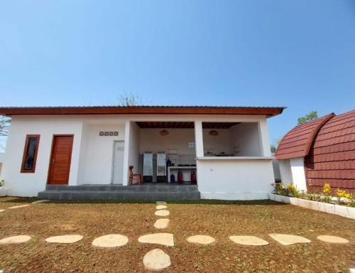 a small house with a red roof at Les Chalets Pecatu in Uluwatu