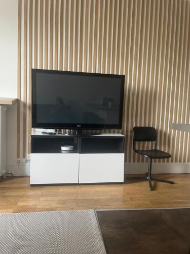 Uma TV ou centro de entretenimento em Appartement T3 Lyon, part Dieu