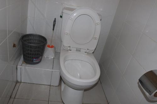 aseo blanco en un baño con cubo de basura en AVISHAI HOMES, en Kisumu