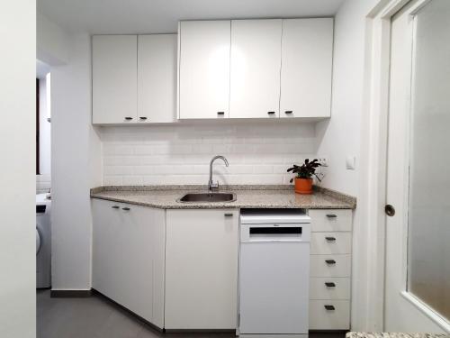 A kitchen or kitchenette at Acojedor piso cerca del metro