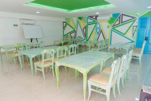 une salle de classe avec des tables et des chaises et un tableau blanc dans l'établissement Hotel Millenium Victoria Plaza, à Cúcuta