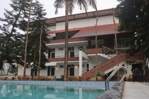 vista sulla piscina dell'hotel di Mazra Retreat, Coorg Kushālnagar a Kushalnagar