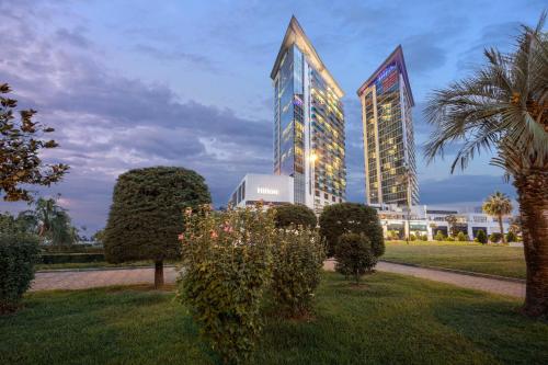 Dārzs pie naktsmītnes Hilton Batumi