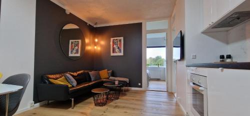 un soggiorno con divano e tavolo di Modern, fully equipped flat a Copenaghen