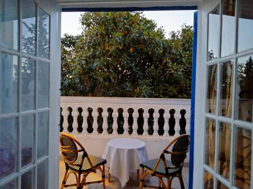 una puerta abierta a un patio con mesa y sillas en Henchir ejdoud, en Kairouan