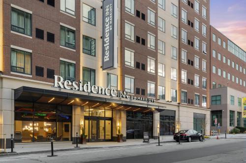 um edifício com uma placa na frente dele em Residence Inn Providence Downtown em Providence