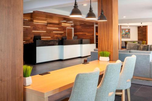 uma sala de conferências com uma mesa de madeira e cadeiras em Fairfield Inn & Suites by Marriott Providence Airport Warwick em Warwick