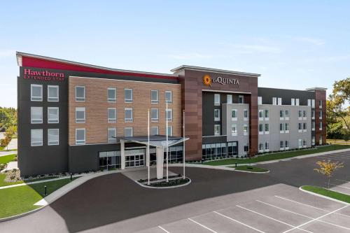 劳雷尔山La Quinta Inn & Suites by Wyndham Mount Laurel Moorestown的酒店前方的 ⁇ 染