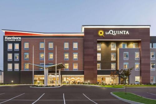 劳雷尔山La Quinta Inn & Suites by Wyndham Mount Laurel Moorestown的酒店前面的 ⁇ 染