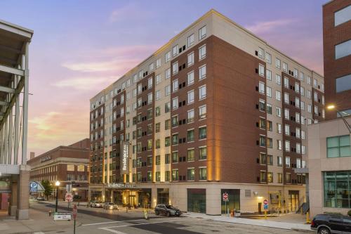 um grande edifício de tijolos numa rua da cidade em Residence Inn Providence Downtown em Providence