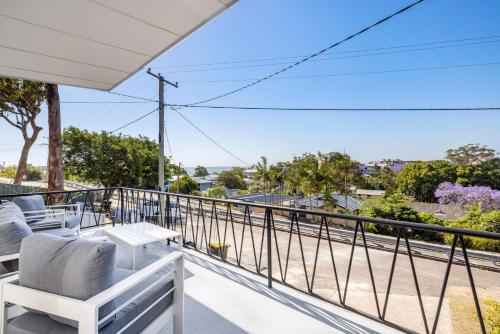 Un balcón o terraza en Coastal Cottage in Nelson Bay