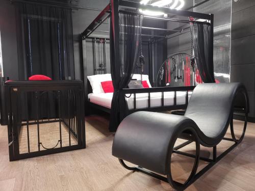 BDSM Apartament Luxxx gorące serce Częstochowy - ADULTS ONLY في تشينستوخوفا: غرفة بسرير وكرسي ومرآة