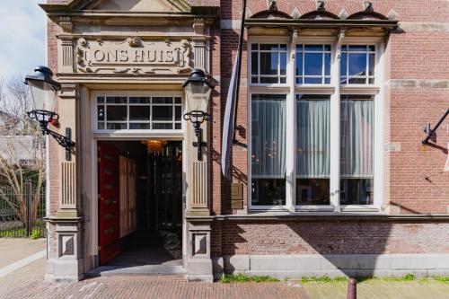 ein Backsteingebäude mit einem Ein-Haus-Schild drauf in der Unterkunft Hotel Mercier in Amsterdam