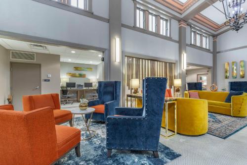 eine Lobby mit bunten Stühlen und einem Wartezimmer in der Unterkunft Best Western Premier Historic Travelers Hotel Alamo/Riverwalk in San Antonio