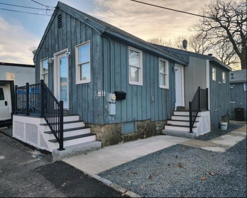 Foto da galeria de Artisan cottage near historic Revere Beach em Revere