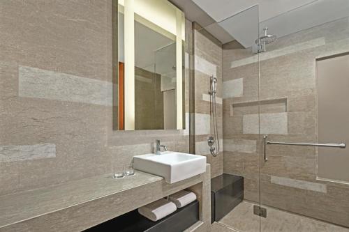 y baño con lavabo y espejo. en Courtyard by Marriott Bali Nusa Dua Resort, en Nusa Dua