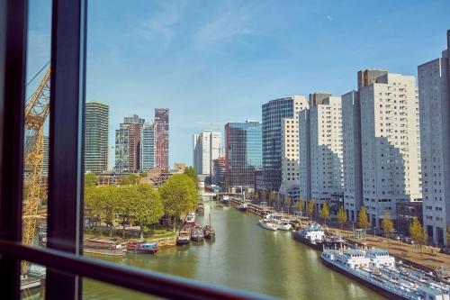 Una vista general de Róterdam o una vista desde la ciudad tomada desde el hotel