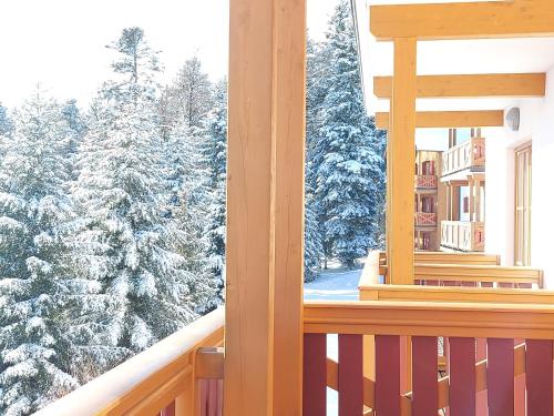 Pohorje Village Wellbeing Resort - Forest Apartments Videc في هوكو بوهوجري: منظر من شرفة مغطاة بالثلج