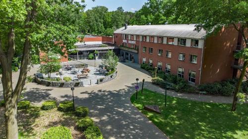 vista sul soffitto di un edificio con cortile di 50|50 Hotel Belmont a Ede