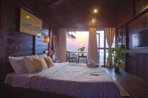 A bed or beds in a room at Woodpegger By The Beach, Mandrem