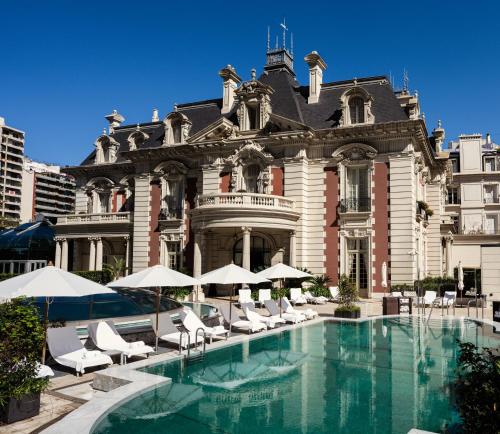 um grande edifício com uma piscina em frente em Four Seasons Hotel Buenos Aires em Buenos Aires