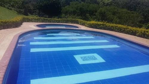 an overhead view of a large blue swimming pool at Apartamento hogareño in Pereira