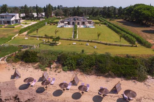 una vista aérea de una playa con sillas y una casa en TheLuxuryVillas, en Preveza