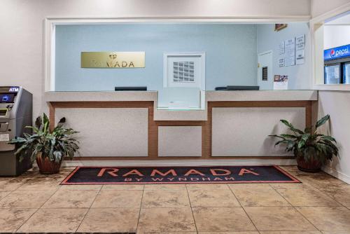 Lobbyen eller receptionen på Ramada by Wyndham West Atlantic City