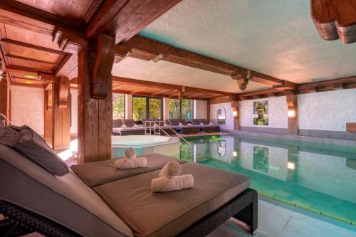 uma piscina com duas toalhas num sofá ao lado em Alpin & Wellness Resort Hotel Ludwig Royal em Oberstaufen