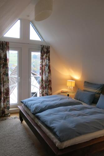 A bed or beds in a room at Haus Julius, Ferienwohnung bis zu 8 Gästen