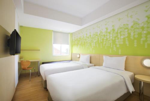 Tempat tidur dalam kamar di Zest Bogor by Swiss-Belhotel International