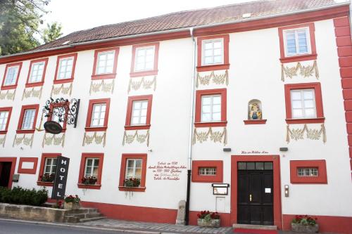 un edificio bianco con accenti rossi di Hotel Zum Goldenen Anker a Bamberga