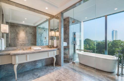 Un baño de The St. Regis Kuala Lumpur