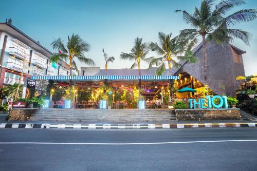 un edificio con un ristorante sul lato di una strada di THE 1O1 Bali Oasis Sanur a Sanur