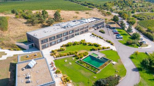 フナニツェにあるHotel Vinice Hnaniceの大きな庭園のある大きな建物の空中風景