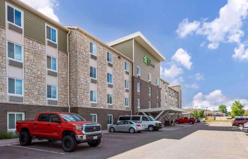 un camion rouge garé devant un hôtel dans l'établissement Extended Stay America Suites - St Paul - Woodbury, à Woodbury