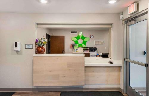 un hall d'un hôpital avec une réception dans l'établissement Extended Stay America Suites - St Paul - Woodbury, à Woodbury