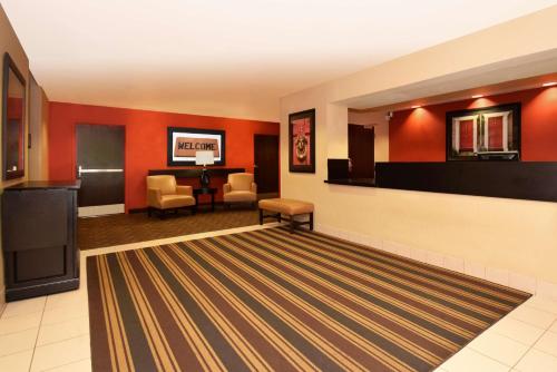 een lobby met rode muren en een wachtkamer bij Extended Stay America Suites - Baltimore - Glen Burnie in Glen Burnie