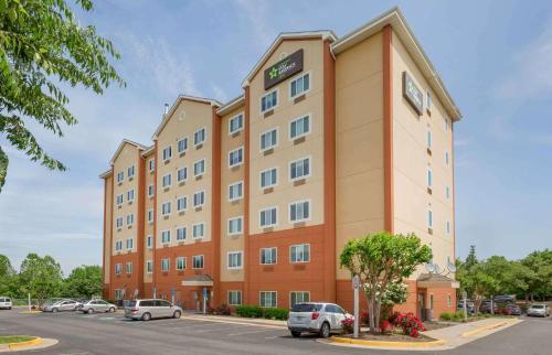 een hotelgebouw met auto's geparkeerd op een parkeerplaats bij Extended Stay America Suites - Washington, DC - Centreville - Manassas in Centreville