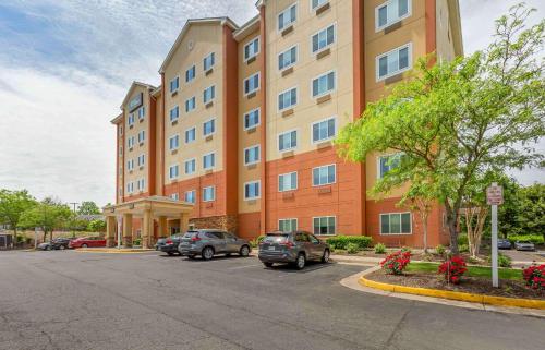 een groot gebouw met auto's geparkeerd op een parkeerplaats bij Extended Stay America Suites - Washington, DC - Centreville - Manassas in Centreville