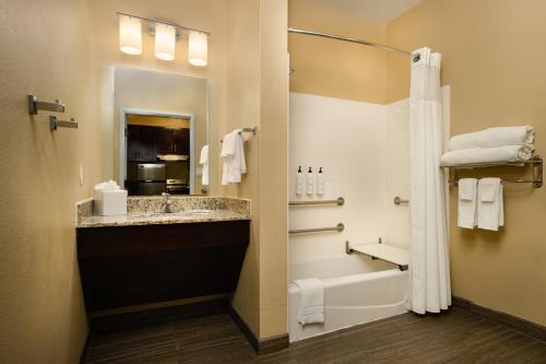 ห้องน้ำของ TownePlace Suites by Marriott Houston Galleria Area