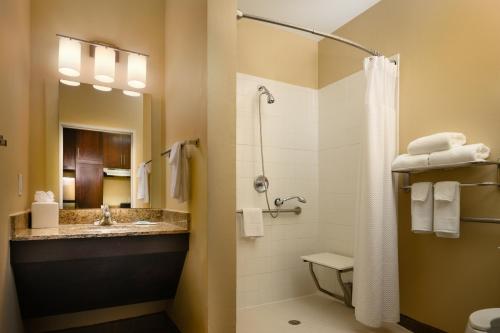 ห้องน้ำของ TownePlace Suites by Marriott Houston Galleria Area