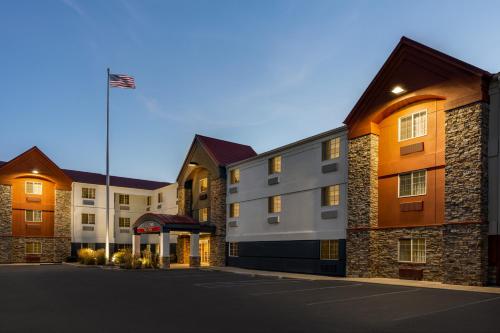 une représentation de l'avant d'un hôtel dans l'établissement Candlewood Suites Boise-Meridian, an IHG Hotel, à Meridian