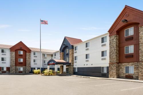 un parking en face d'un hôtel dans l'établissement Candlewood Suites Boise-Meridian, an IHG Hotel, à Meridian