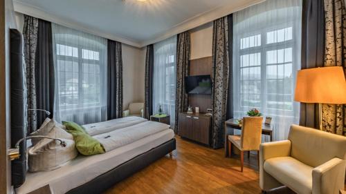 una camera con letto e scrivania di Badhotel Bad Brückenau a Staatsbad Brückenau