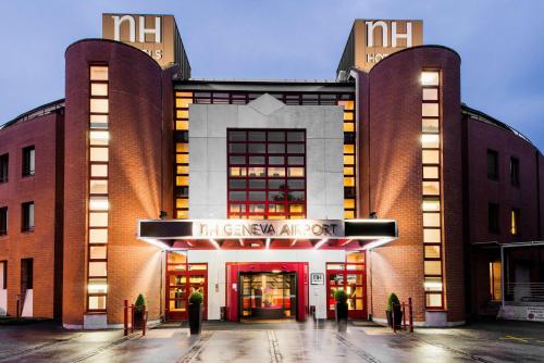 un gran edificio de ladrillo con puerta roja en NH Geneva Airport Hotel, en Ginebra